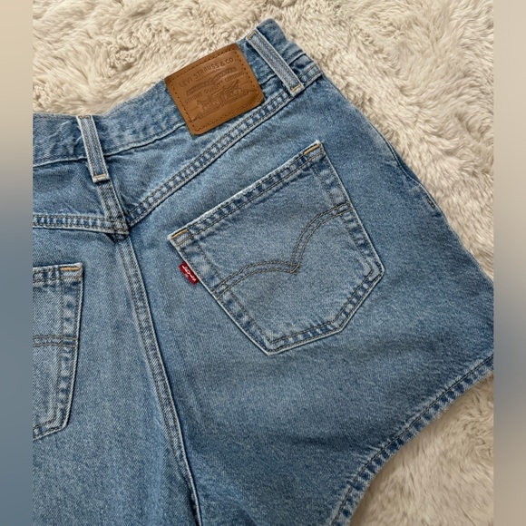 Levi’s 80s mom shorts - Picture 2 of 5
